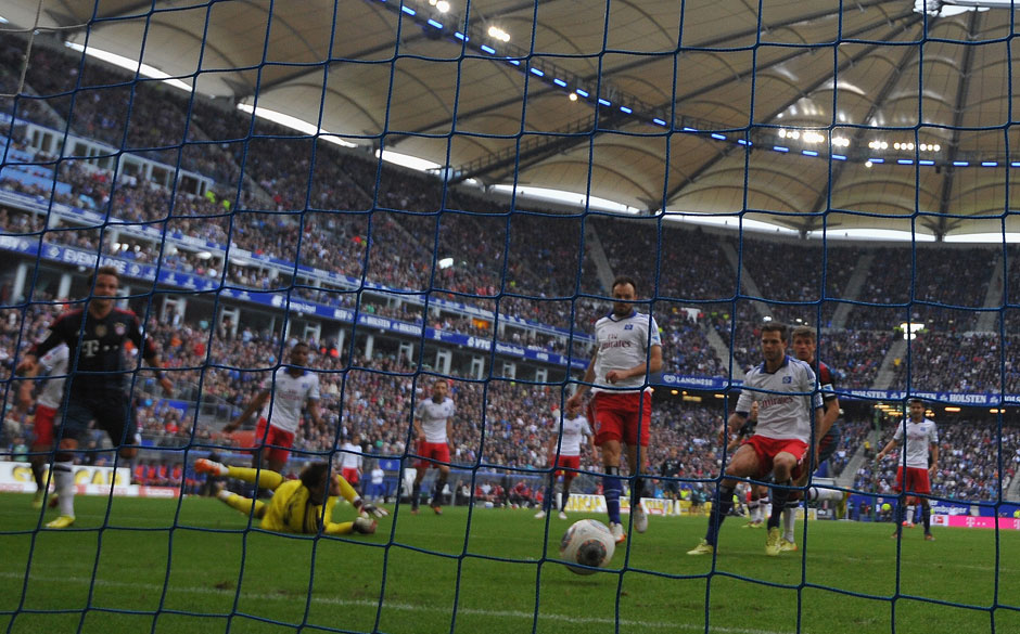 Das sieht nicht gut aus für den HSV. Mario Götze bringt Bayern in Führung. Es wird nicht sein letzter Treffer bleiben