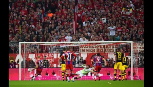 Die Bayern drehen das Spiel. Arjen Robben verwandelt den Elfmeter sicher zum 2:1-Sieg