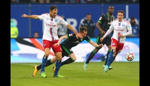 HAMBURGER SV - SV WERDER BREMEN 2:0: Izet Hajrovic hat im Duell mit Heiko Westermann Probleme, das Gleichgewicht zu halten