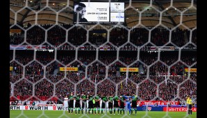 STUTTGART - GLADBACH 0:1: Vor dem Anpfiff war es das bestimmende Thema in allen Stadien: Die Bundesliga trauerte gemeinsam um Junior Malanda