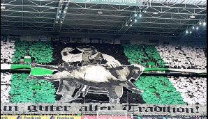 GLADBACH - KÖLN: Die Gladbacher Fans mit ihrer etwas eigenen Vorstellung vom Derby