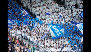 FC AUGSBURG - FC SCHALKE 0:0: In Augsburg gehts um Europa - Schalke-Fans zeigen ihre Unterstützung mit einer blau-weissen Choreo