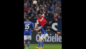 Schalkes Kolasinac nimmt Karim Guede auf den Rücken