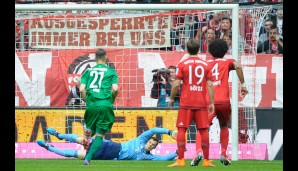 Den anschließenden Elfmeter semmelt Verhaegh jedoch an den Pfosten! Ob die Aura von Manuel Neuer dafür gesorgt hat?