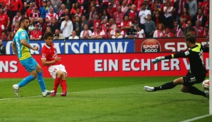 Mit einer gewöhnungsbedürftigen Körperhaltung besorgt Koo das 1:0 für Mainz