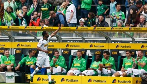 GLADBACH - AUGSBURG 1:3: Ausgelassene Stimmung im Borussia-Park. Raffael lässt sich für sein Tor in der 36. Minute von Fans und Mitspielern feiern