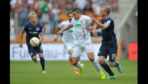 FC AUGSBURG - HERTHA BSC BERLIN 0:1: Raul Bobadilla und Fabian Lustenberer beharken sich im Mittelfeld
