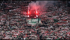 AUGSBURG - HOFFENHEIM: 1:3 Augsburgs Fans gedenken vor dem Anpfiff zweier Klublegenden