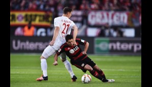 BAYER LEVERKUSEN - FC AUGSBURG 1:1: "Halt mich fest" - Chicharito ist bei Dominik Kohr vergeblich auf der Suche nach Halt