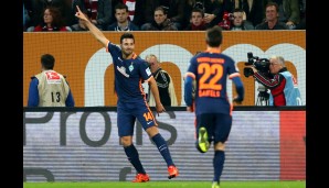 "Einmal nach oben bitte": Claudio Pizarro zeigt an, wo es für Bremen hingehen soll