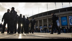 HERTHA - HOFFENHEIM 1:0: Auch das Spiel in Berlin stand im Zeichen der Sicherheit. Erhöhte Sicherheitsvorkehrungen vor dem Olympiastadion
