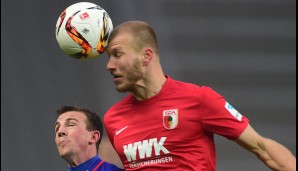 HERTHA BSC - FC AUGSBURG 0:0: Ragnar Klavan steigt beim Kopfballduell höher als Konkurrent Vladimir Darida