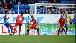 Die Leverkusener um Wendell schauen staunend zu, wie Jiloan Hamad den Ball zum 1:0 für Hoffenheim rechts in die Maschen schießt