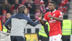 Lob vom Chef: Mainz-Trainer Martin Schmidt gratuliert Jhon Cordoba zu seinem Treffer zum 2:0
