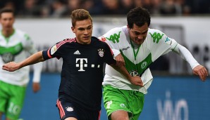 Auch gegen den VfL Wolfsburg begann Joshua Kimmich in der Innenverteidigung. Hier im Duell mit Marcel Schäfer
