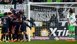 Ein Haufen Jubel und ein Duo Ratlosigkeit in einem Bild - die Bayern feiern den Treffer zum 1:0 durch Kingsley Coman
