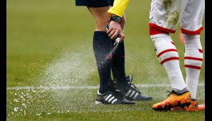 Viel Spielfreude versprühen die Bayern nicht, Schiedsrichter Tobias Welz dafür umso mehr Markierungsschaum