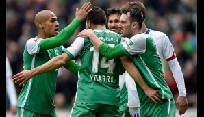 WERDER BREMEN - MAINZ 05 1:1: Claudio Pizarro stellt den Werder-Torrekord von Marco Bode ein und holt sich dann die Glückwünsche seiner Mitspieler ab