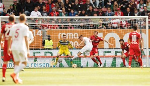 AUGSBURG - STUTTGART 1:0: Alfred Finnbogason nutzte die Fehler in der Hintermannschaft des VfB und brachte den FCA in Führung