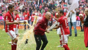 Für Hermann Gerland ist das Prozedere bei seiner fünften Meisterschaftsfeier als Co-Trainer der Bayern hingegen schon Routine