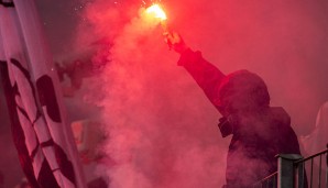 Die Fans von Eintracht Frankfurt interpretierten das Wort Stimmung auf ihre eigene Art und Weise und brannten Bengalos ab