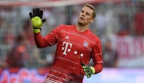 Ob Manuel Neuer mit dieser Geste meint, dass die Bayern den Bremern fünf Tore einschenken werden?