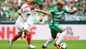 SV WERDER BREMEN - FC AUGSBURG 1:2: Erstes Spiel, erster Startelfeinsatz für Serge Gnabry. Hier im Duell mit Augsburgs Daniel Baier