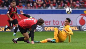 SC FREIBURG - EINTRACHT FRANKFURT 1:0 Umkämpftes Spiel im Breisgau: Frankfurts Mascarell und Mike Frantz im Kampf um den Ball
