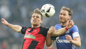 SCHALKE 04 - SC FREIBURG 1:1: Florian Niederlechner und Benedikt Höwedes kämpfen um den Ball
