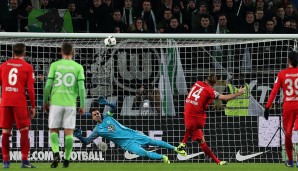 Die Szene des Spiels! Frankfurts Alex Meier ballert den fraglichen Elfmeter deutlich über das Tor