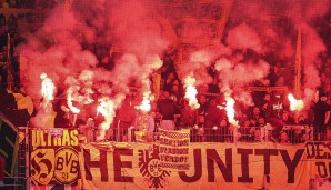 Kurz vorm Beginn der zweiten Halbzeit fackelten die Dortmunder Anhänger ein Feuerwek ab. Das könnte teuer werden für Watzke und Co.