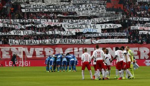 RB LEIPZIG - HAMBURGER SV 0:3: In Leipzig wollten die heimischen Fans ein Zeichen gegen Gewalt im Fußball setzen. Dabei wurden Banner mit Aufschriften wie "Lieber vom tollen Sport besessen, als von Hass und Neid zerfressen!" hochgehalten