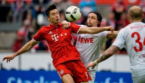 1. FC KÖLN - FC BAYERN MÜNCHEN: Robert Lewandowski und Neven Subotic schauen sich den Ball aber mal ganz genau an. Ist der auch rund?