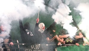 LEVERKUSEN - BREMEN 1:1 - Völlig vernebelt! Maskiert und mit Pyro bewaffnet sorgten einige Werder-Fans für "Stimmung". Na, wer hört die DFB-Kasse schon wieder klingeln?