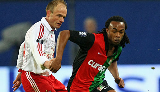 Zugänge: David Jarolim zum FCA? Daneben! Mittelfeldmann Lorenzo Davids (r.), der 2009 im UEFA-Cup auf den HSV traf, kommt ablösefrei vom NEC Nijmegen (Niederlande)