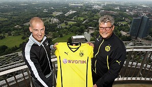 Das aktuelle Trikot von Borussia Dortmund ist erwartungsgemäß gelb-schwarz. Auffällig sind die zwei dünnen schwarzen Streifen, die sich zur Taille hin leicht verjüngen