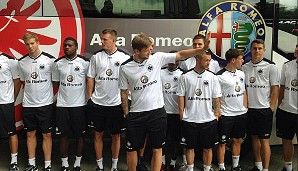 Ganz in Weiß mit schwarzen Schulterklappen startet man in Frankfurt in die neue Saison. Weniger militärisch posieren da schon die Frankfurter Spieler vor dem Mannschaftsbus