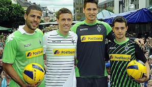Gewagter kommt da schon Borussia Mönchengladbach daher. Dünne Querstreifen auf weißem Grund bestimmen das Heimtrikot, auswärts bleiben die Fohlen aber schlicht grün