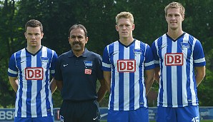 Stolz präsentiert Trainer Jos Luhukay seine Neuverpflichtungen Alexander Baumjohann, Johannes van den Bergh und Sebastian Langkamp