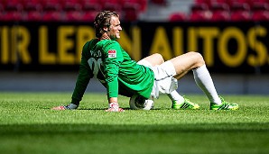 Der Eindruck täuscht: Der Mainzer Torwart Christian Wetklo kann sich auch diese Saison nicnt entspannen. Sein Konkurrent Heinz Müller sitzt ihm im Nacken