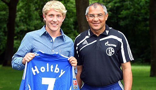 Lewis Holtby mit neuem Coach und neuem Trikot. Der 18-Jährige kommt für vier Jahre von Alemannia Aachen