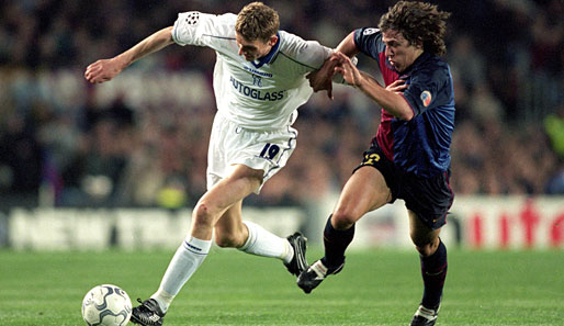 1999 stieg Puyol in die erste Mannschaft des FC Barcelona auf und fand sich gleich in der Champions League wieder - hier im Duell mit Tore Andre Flo vom FC Chelsea