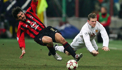 Einer war in allen vier Duellen des 21. Jahrhunderts dabei: Mailands Gennaro Gattuso (l.). Und der teilte meist kräftig aus, so wie hier gegen Wayne Rooney