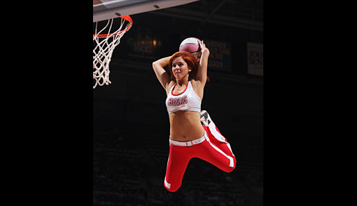 Die heißesten Cheerleader der NFL und NBA - Auch bei den Milwaukee Bucks können die Damen zum Slam Dunk ansetzen