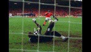 Auf Vereinsebene gewann Seedorf alles, mit dem Nationalteam reichte es höchstens fürs Halbfinale. Hier: EM 1996 in England
