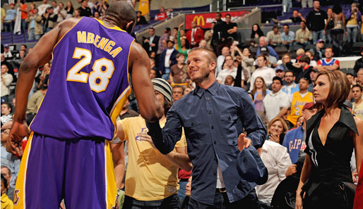 Die Beckhams als Lakers-Fans: Hier begrüßt Becks den Sportskollgen Didier Ilunga-Mbenga.