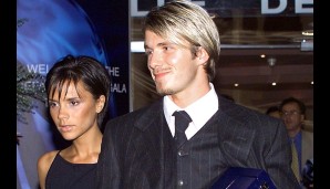 Trotz aller äußerlichen Wandlungen bleibt der oft als "metrosexuelle" bezeichnete Beckham Frauenschwarm und heiratet 1999 Posh Spice Victoria