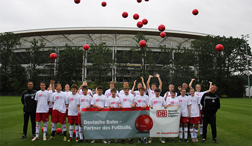 Bitte aufstellen: Das offizielle Mannschaftsfoto des DB Fußball Camps in Frankfurt