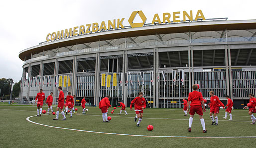 Das nennt man wohl grandiose Kulisse: Das Training fand direkt neben der Commerzbank-Arena statt