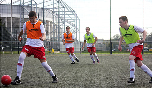Volle Konzentration beim Trainingsspiel: Die Nachwuchs-Talente kicken vor schönem Stadion-Panorama auf dem Gladbacher Trainingsplatz